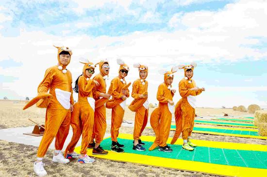 郑恺与兄弟们着袋鼠装