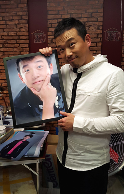 潘斌龙与自己搞怪合照