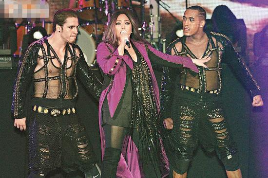 阿妹经常抚摸透视透点的男伴舞，场面香艳。