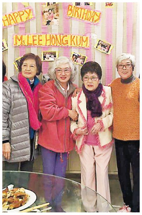 李香琴在女儿(左二)陪伴下站着与亲友们合照,精神很好!