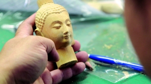 木器组工作人员刻东西练手艺。