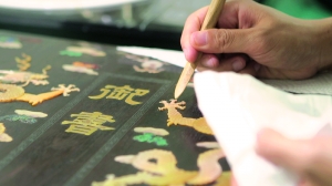 ▲百宝镶嵌组的工作人员在做修补工作。