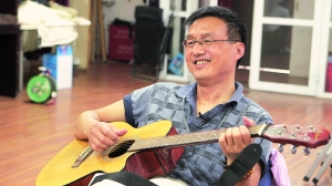 字画修复组组长杨泽华天性乐观好动。