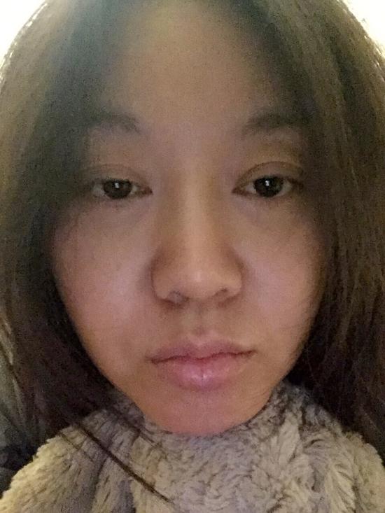 闫妮凌晨晒素颜照 嘴唇发白满脸憔悴(图)