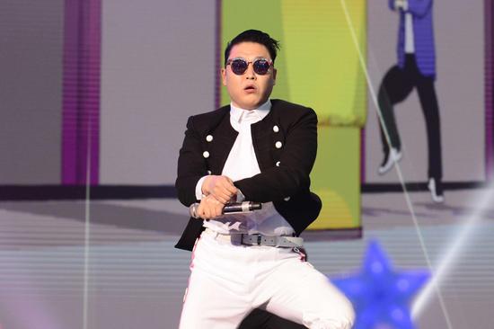 鸟叔献唱鸟叔与主持人互动新浪娱乐讯 四年前,一首神曲《江南style》