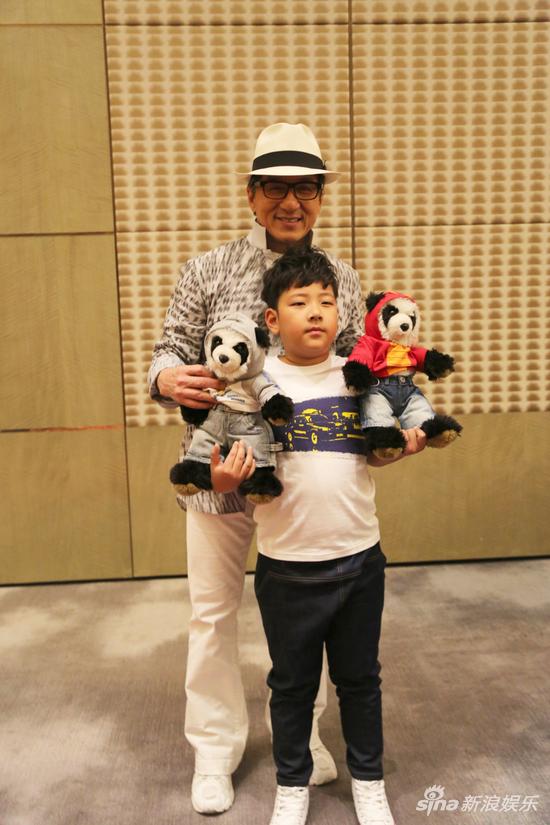 石头(郭子睿)与成龙后台亲密合影