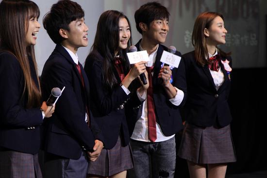 关晓彤出席发布会