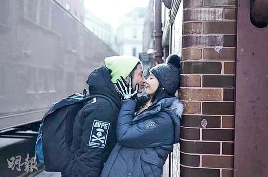 王宗尧与女友Christy在街头上演甜蜜真人秀。