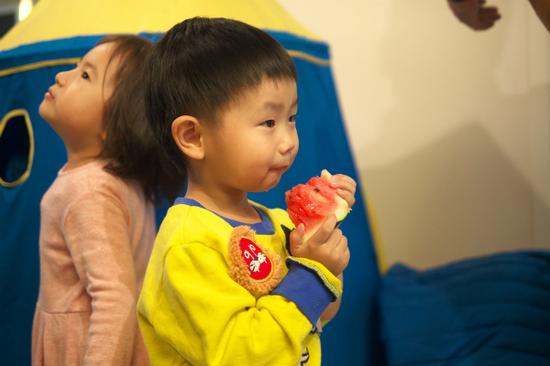 小石头背靠着小豌豆吃西瓜