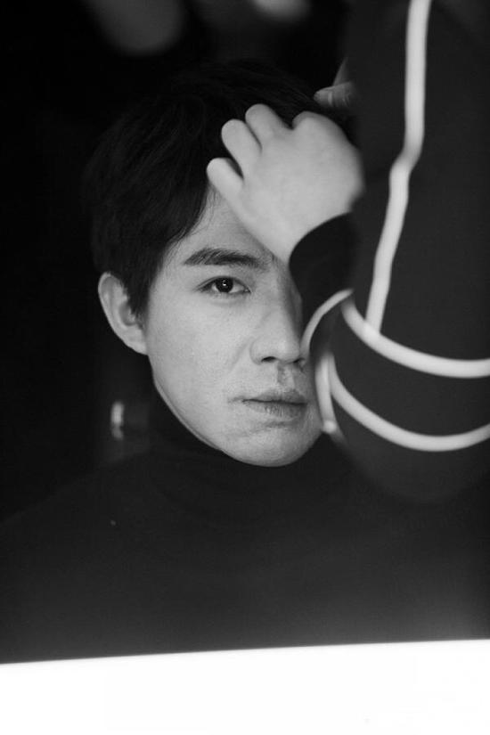 俞灏明曝素颜照露伤痕 网友:依然帅