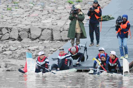 小猎豹造船横渡长江