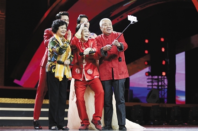 六小龄童和“观音”左大玢、“如来”朱龙广现身山东春晚