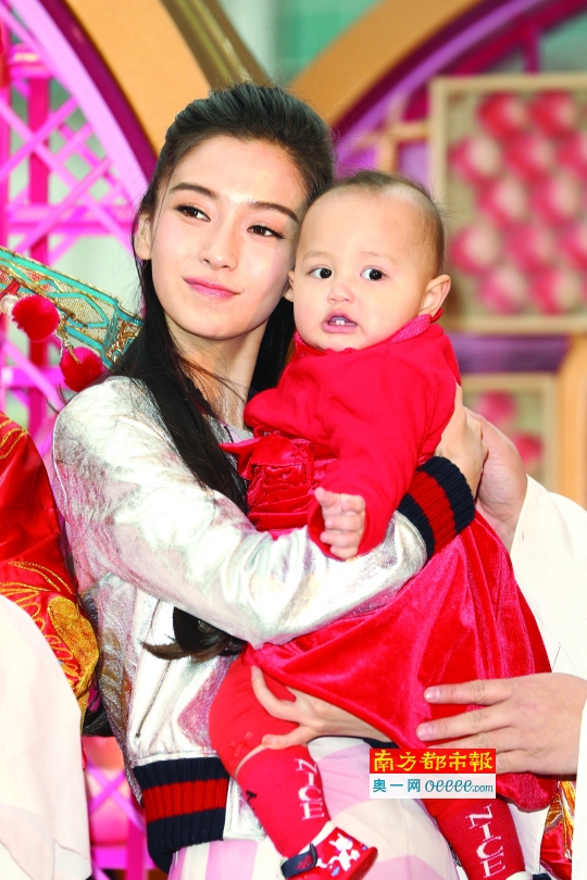 angelababy现身活动新年愿望生猴子