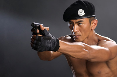 任天野赤膊持枪射击