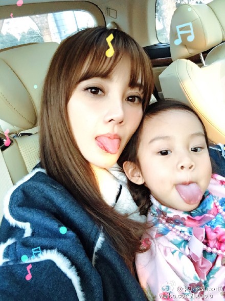 李小璐晒与甜馨卖萌合影.图