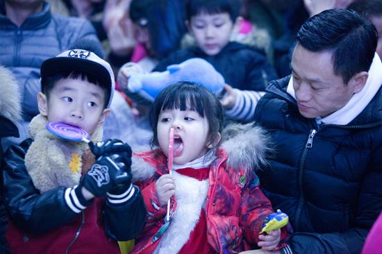 杨阳洋和伊娃吃棒棒糖