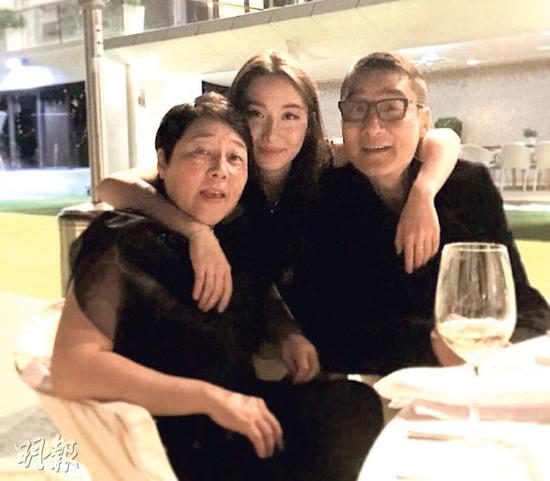 梁家辉与太太江嘉年及女儿chole