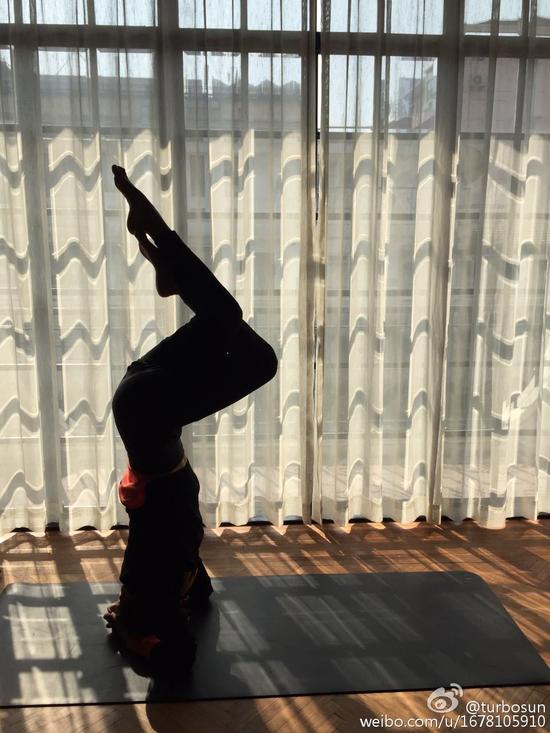 2月2日,孙俪[微博]在微博上晒出自己倒立练瑜伽的照片,前凸后翘又妖娆