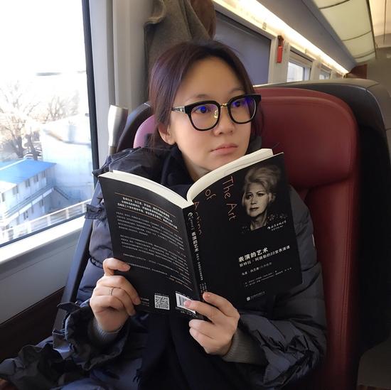 闫妮素颜看书