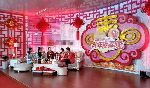 夏克立一家在后台接受采访