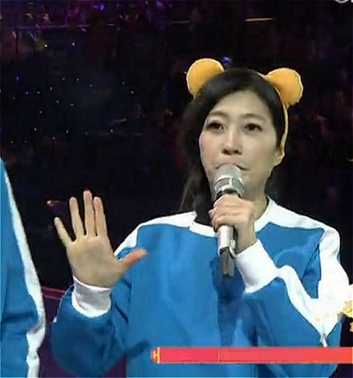 黄嘉千参与冰上游戏