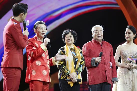 六小龄童与如来、观音扮演者重聚