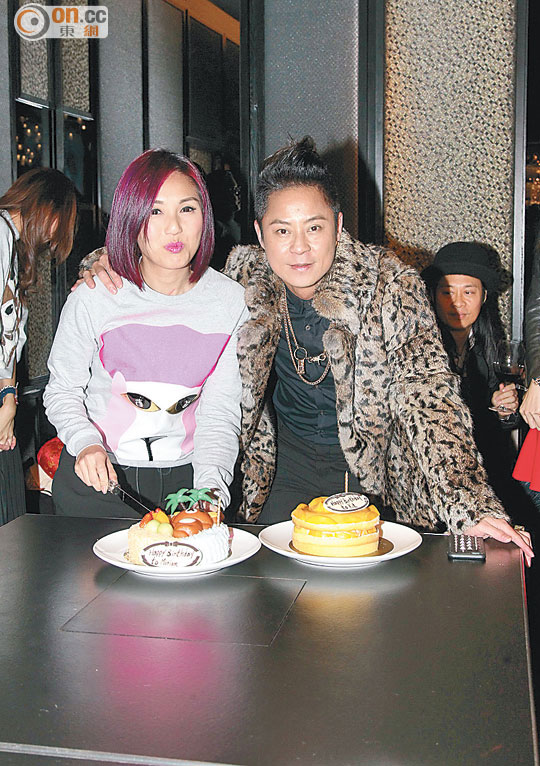 同为二月寿星的杨千嬅与蔡一杰切蛋糕庆祝.
