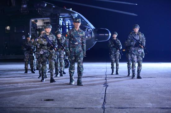 特种兵走下飞机