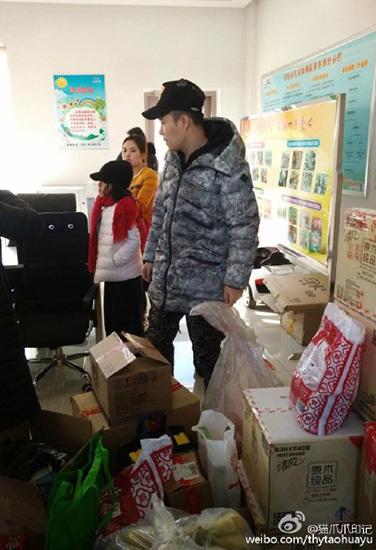 小沈阳一家为抚育中心带去不少过年物资