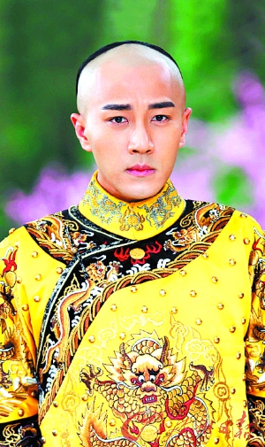 刘恺威身穿的龙袍上的龙形图案“囧囧有神”