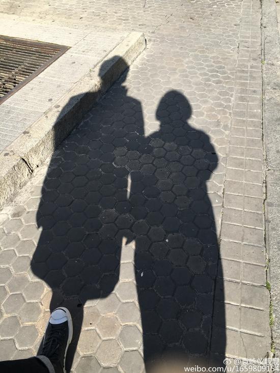 晒出一张二人影子的合影花式秀恩爱