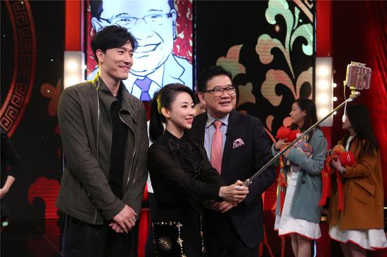 刘翔潘晓婷曹可凡合影