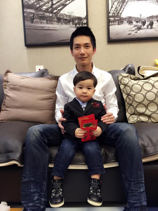 陈楚生携爱子拜年