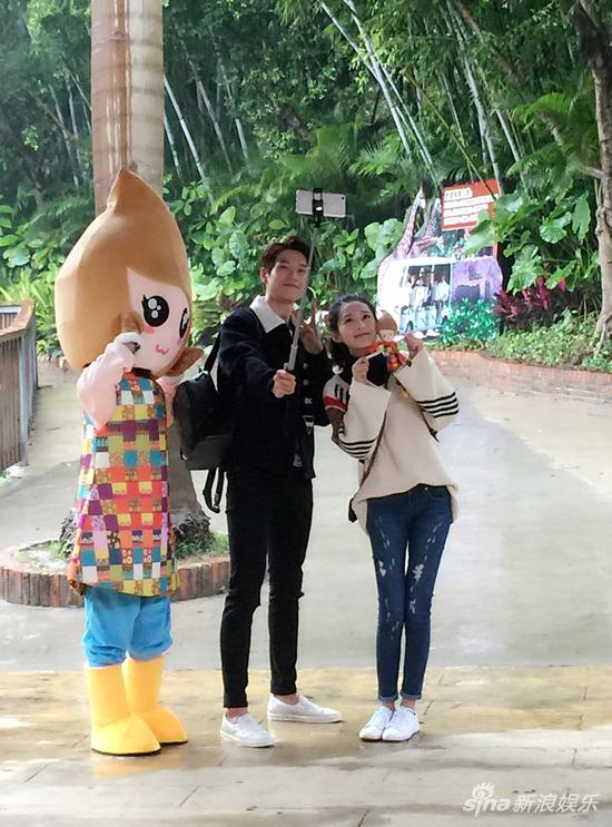 魏大勋李沁同框图 