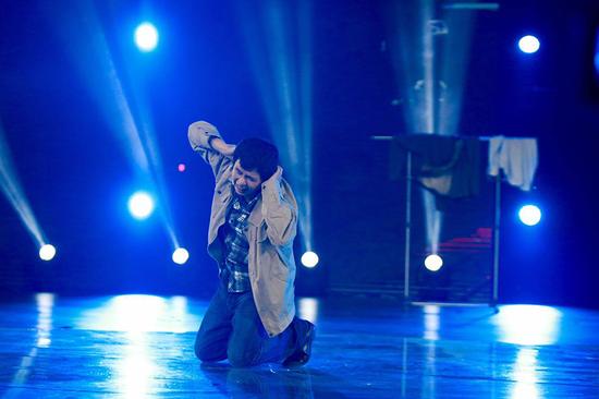 龙套王卖力表演