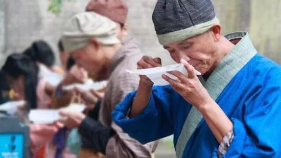 龙套王剧组吃盒饭