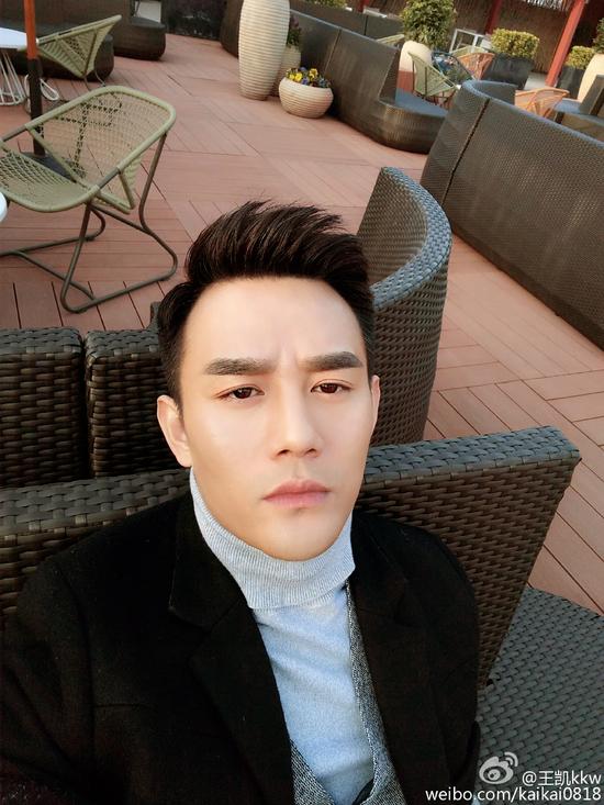 王凯片场晒自拍表情忧郁盼晒太阳睡午觉