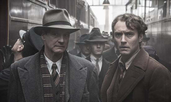 裘德洛（右）扮演美国作家沃尔夫