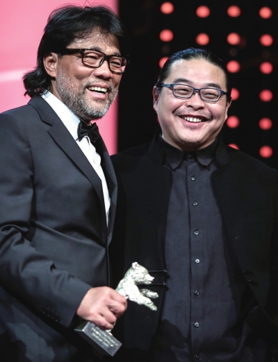 《长江图》摄影师李屏宾(左)和导演杨超在颁奖典礼上。新华社发