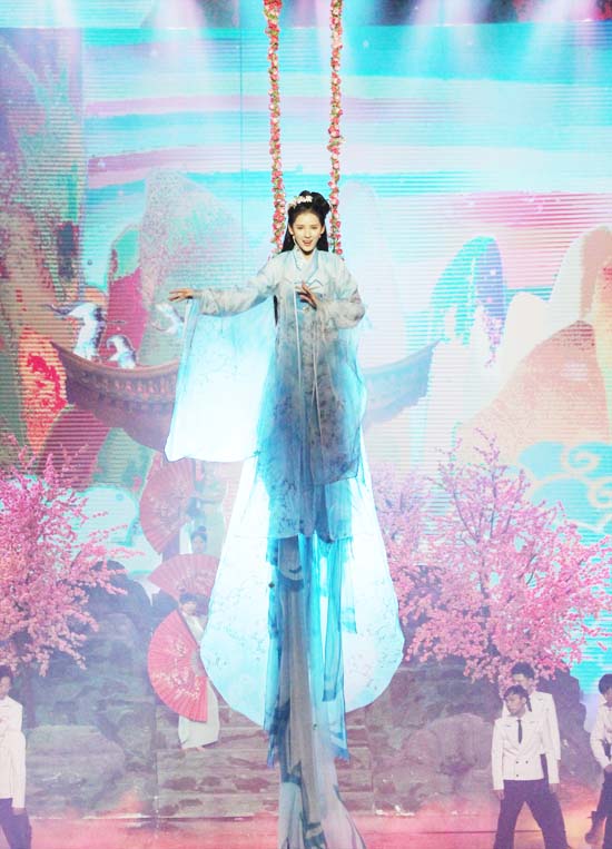 张予曦元宵晚会化身“林妹妹”