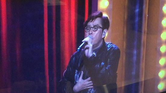 谭咏麟为“哥哥”献唱《风继续吹》（视频截图）