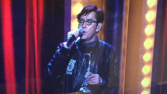 谭咏麟为“哥哥”献唱《风继续吹》（视频截图2）