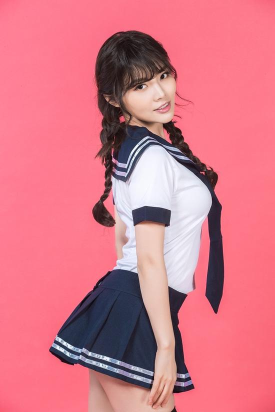 徐冬冬早期写真被翻出 酷似《喜剧之王》