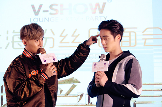 蒋劲夫遭戳头杀娇羞