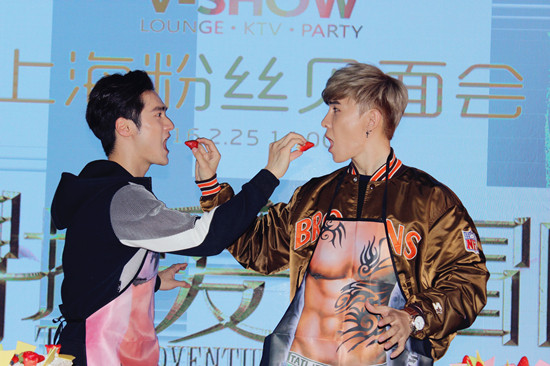 蒋劲夫唐禹哲互喂草莓