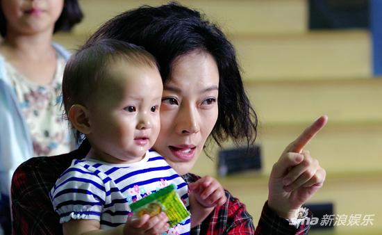 苏岩带自闭症女儿看海豚表演