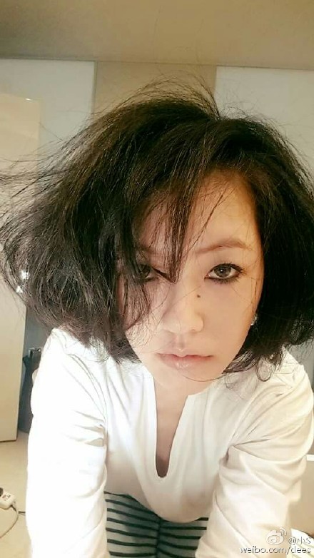 小s深夜晒睡衣自拍 乱发风情眼神迷离(图)