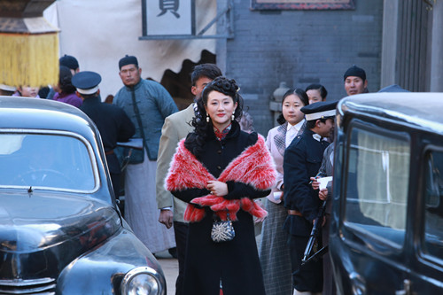 许多《传奇大掌柜》中剧照演员许多宣传照新浪娱乐讯 由唐大年执导的