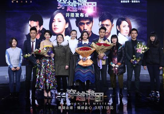 主创演员与粉丝合影