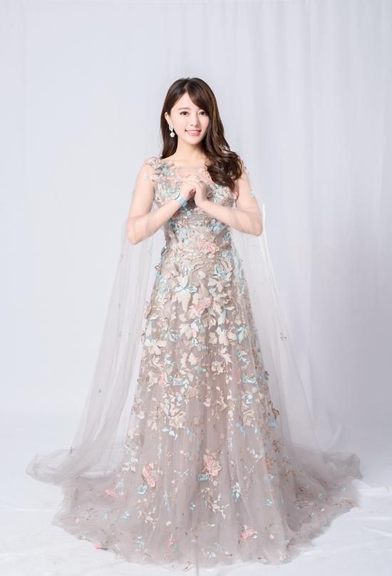 阿兰带伤演出显敬业新专辑蓄势待发